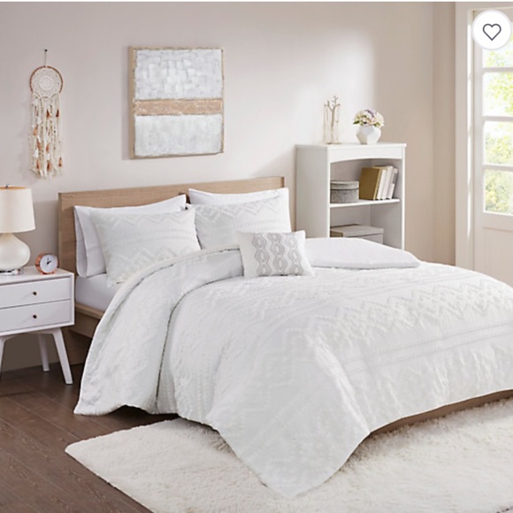 Target Intelligent Design White Chenille Comforter Queen Set - Picture 1 of 5